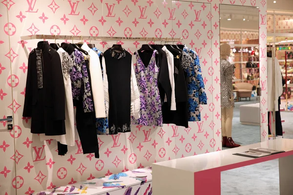 Elegante escaparate de la ropa Louis Vuitton, una nueva colección en el — Foto de Stock