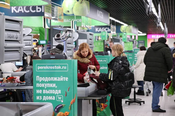 Las chicas ponen compras en la caja de la tienda "Crossroads". Mo. — Foto de Stock