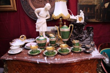 Vintage porselen çay setleri ve eski bir göğüs üzerinde iç öğeleri