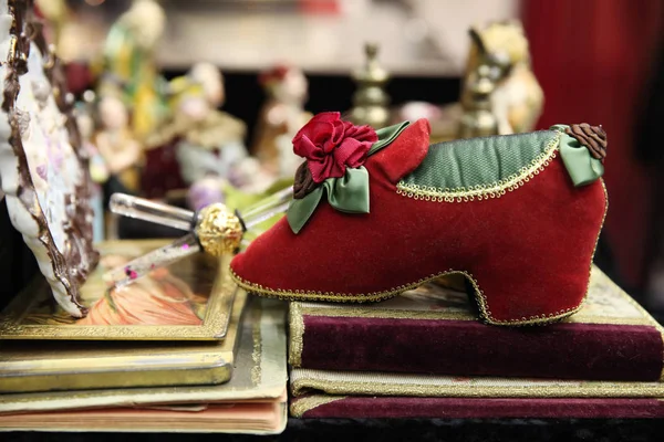Sapato vermelho decorativo bonito feito de material na marke pulga — Fotografia de Stock