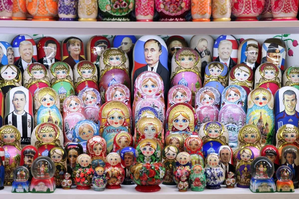 Janela da loja Lembranças russas, bonecas de nidificação e bonecas w — Fotografia de Stock
