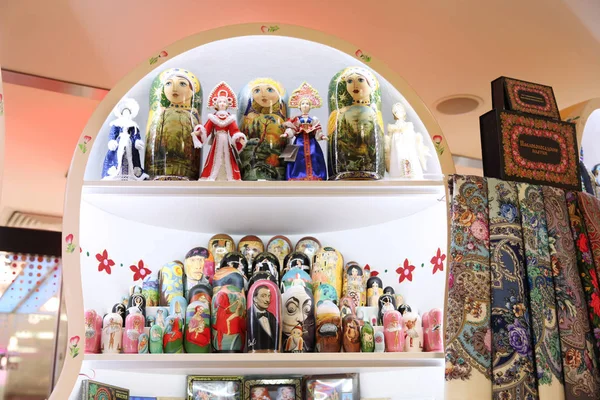 Loja lembranças russas, uma variedade de bonecas, uma boneca com a imagem — Fotografia de Stock