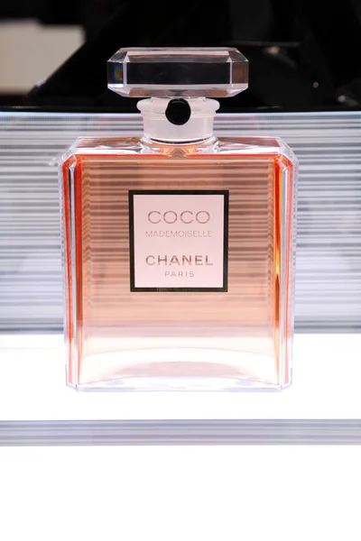 Kæmpe flaske Coco Mademoiselle Chanel parfume. Moskva. 20.03 . - Stock-foto