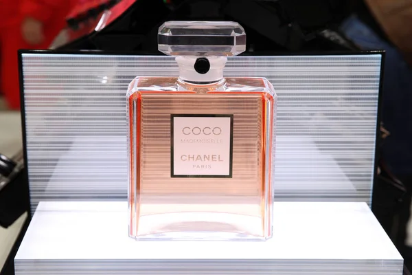 Smukt udstillingsvindue Chanel med en stor flaske parfume Coco Mad - Stock-foto