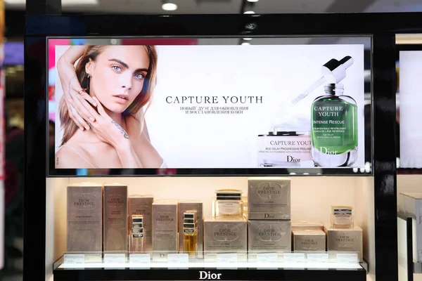 Escaparate con cosméticos Christian Dior, empresa de publicidad con — Foto de Stock
