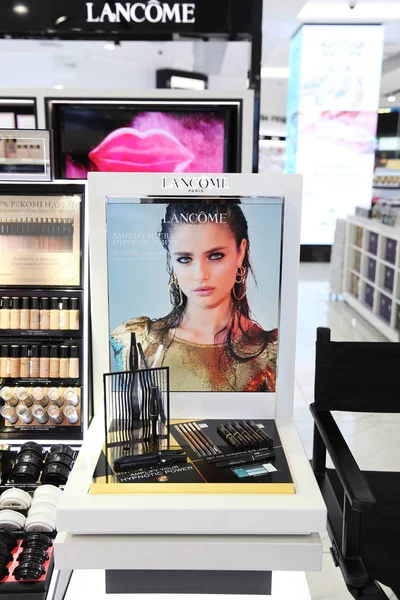 Hermoso escaparate de belleza Lancome. Moscú. 20.03.2019 — Foto de Stock