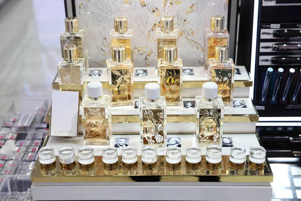 Smukt udstillingsvindue af parfume Lancome. Moskva. 20.03.2019 - Stock-foto