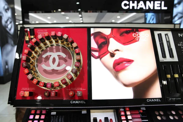 Campaña publicitaria Chanel con Lily-rose Depp. Moscú. 20.03.2 — Foto de Stock