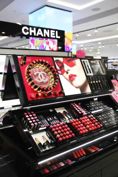 Окно магазина, рекламная кампания Шанель с Лили Роуз Депп. Мо — стоковое фото