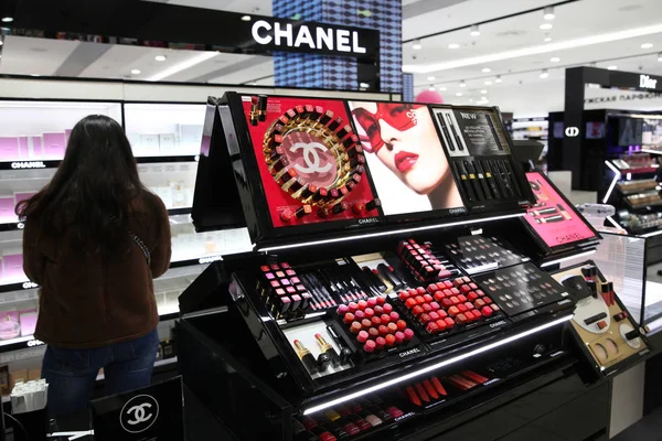 Hermoso escaparate Chanel, campaña publicitaria Chanel con Lily — Foto de Stock