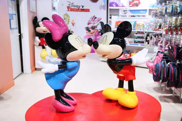 Twee stripfiguren, Mickey Mouse en Minnie Mouse van de wal — Stockfoto