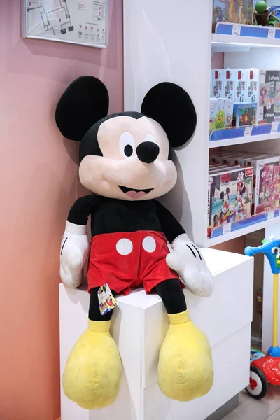 Zachte grote Toy cartoon karakter, Mickey Mouse bedrijf Walt Disney — Stockfoto