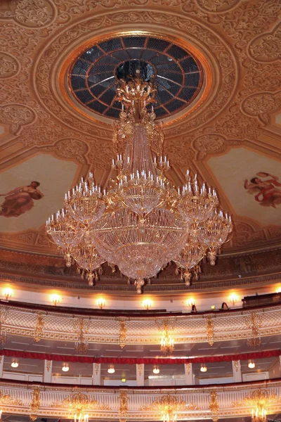 ボリショイ劇場のシャンデリア。歴史的な光景。モスクワ。26 — ストック写真