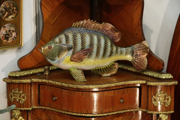 Figura grande de peces de cerámica en un estante vintage —  Fotos de Stock