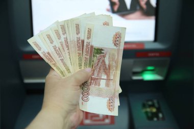 Elinde 55 bin ruble lik banknotlar 5 bin ruble 