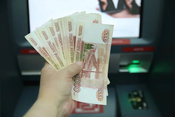 Na mão de 55 mil rublos em notas de cinco mil — Fotografia de Stock