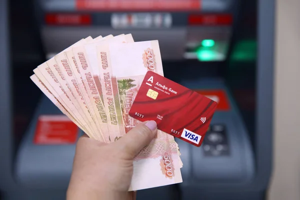Alfa-Bank kredi kartı ve beş bin ruble banknotlar i