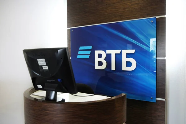 Baner VTB wewnątrz biura bankowego. Moskwa. 22.05.2019 — Zdjęcie stockowe