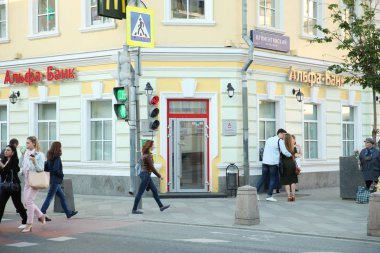 Alfa-Bank'ın ofis binasının yanındaki insanlar. Moskova. 24.05.20