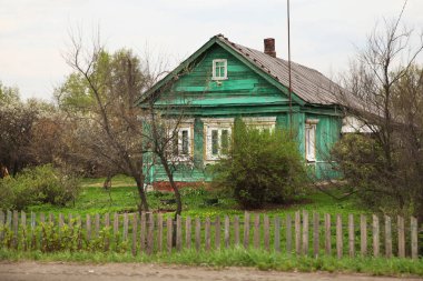 Eski kır evi. Moskova bölgesi, Leningrad otoyolu. 06.05.2019