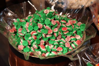 Şeker dükkanında gül şeklinde şeker çiğnenebilir marmelat