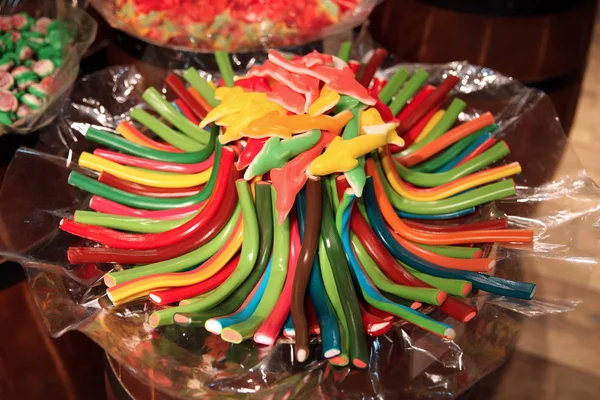 Фруктові жуйки, солодка велика кількість цукерок у підставці для цукерок — стокове фото