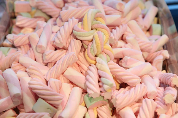 Γλυκό σουφλέ σε ροζ χρώμα με τη μορφή πλεξούδες — Φωτογραφία Αρχείου