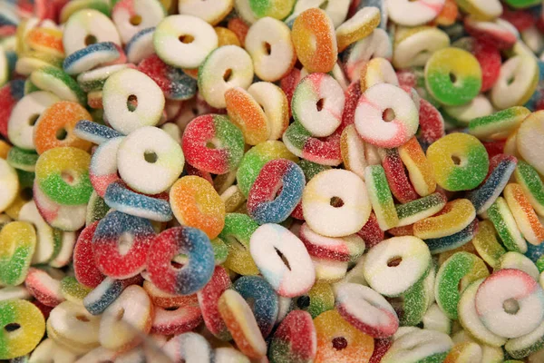 Вкусные жевательные конфеты с круглой формой в магазине сладостей — стоковое фото