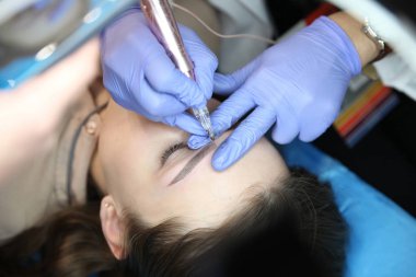 Doğal kaş Dövme güzel bir yüzünde bir usta yapar