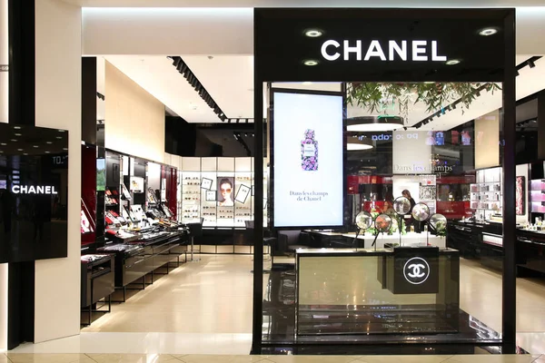 Escaparate gran tienda Chanel en el centro comercial "Europea". M — Foto de Stock