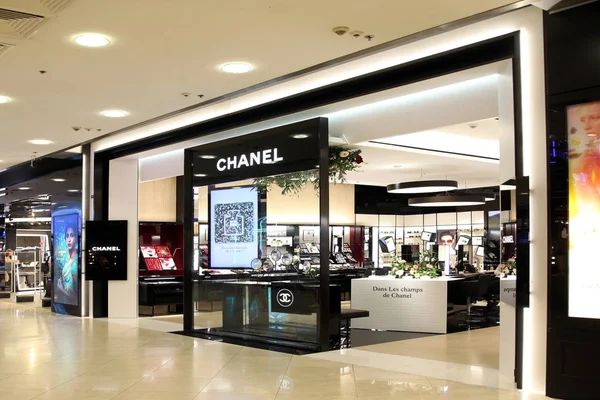 Витрина большого магазина Chanel в торговом центре "Европейский". М — стоковое фото
