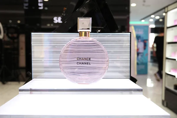 Stor smuk parfume flaske Chanel Chance Eau Tendre. Moskva . - Stock-foto