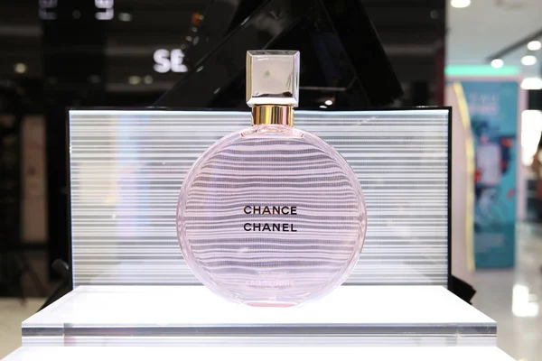 Stor flaske Chanel Chance Eau Tendre parfume. Moskva. 05.06 . - Stock-foto