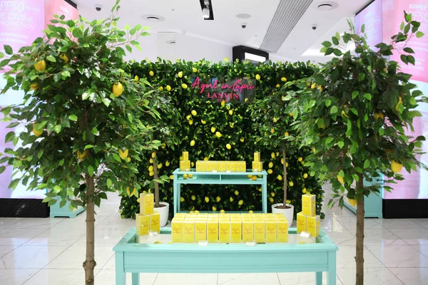 Gran exposición de publicidad con limones y árboles perfume marca — Foto de Stock