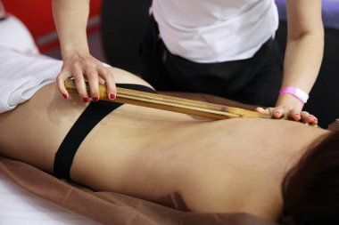 Bambu sopa ile Kadın sırt masajı