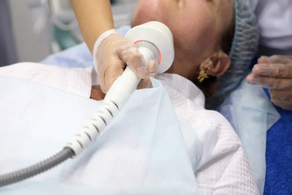 Lifting facial no quirúrgico con un dispositivo especializado en un cli médico —  Fotos de Stock