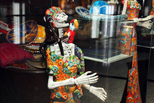 Lembranças mexicanas na loja, escultura de esqueleto feminino — Fotografia de Stock