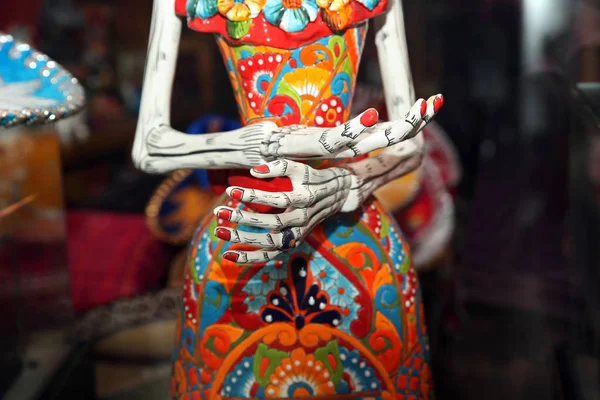 멕시코 조각 여성 해골 손 페인트 손톱 닫기 — 스톡 사진