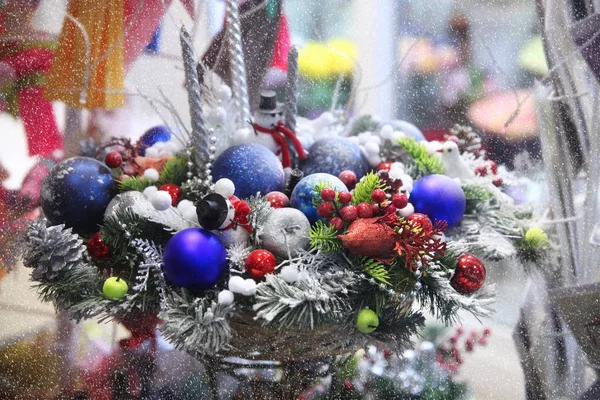 Panier avec jouets de Noël, bonhomme de neige, boules, il neige — Photo