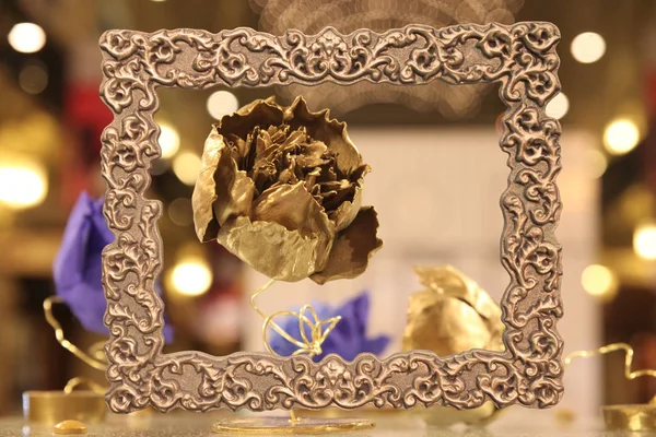 老式金框中的金花 — 图库照片