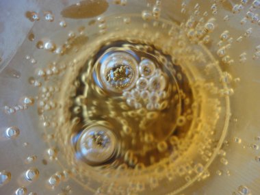 Plastik bardakta soğuk, karbonatlı bir içecek.