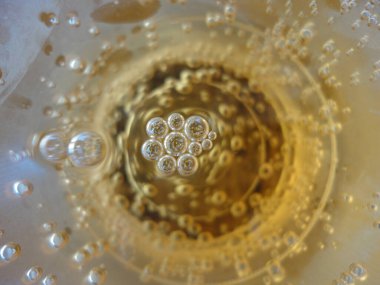 Plastik bardakta soğuk, karbonatlı bir içecek.