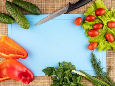 Tahta arka planda taze sebzeler