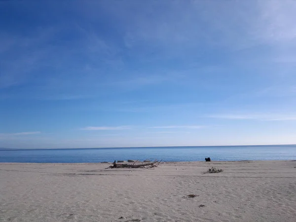 Paisagem Com Mar Jonio Praia Soverato Calábria Itália Tronco Areia — Fotografia de Stock