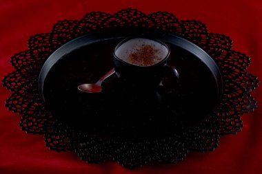 Siyah kadifede siyah bir fincanda taze demlenmiş siyah kahve.