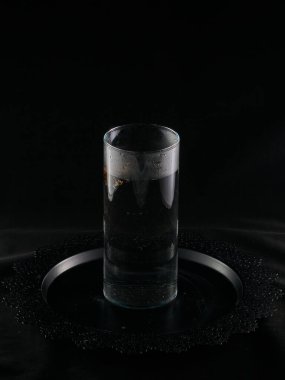 Arka planda tütsü dumanı olan cam bir şişedeki çiçekten Çin çayı demlemek.