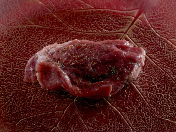 Świeże Mięso Steków Szklanej Tacy — Zdjęcie stockowe