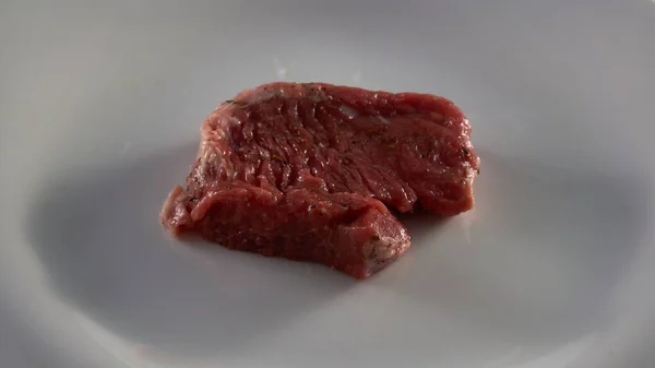 Vers Vlees Van Steak Een Wit Bord — Stockfoto