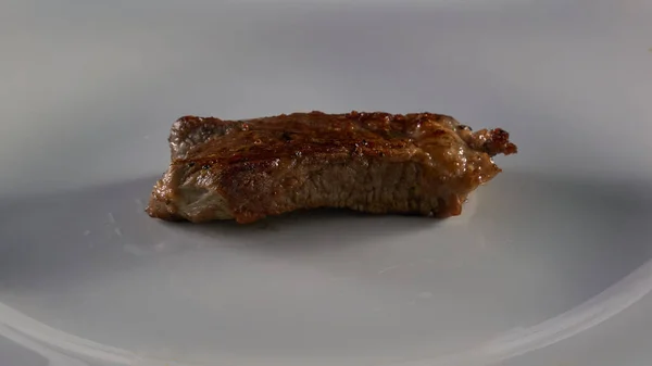 Čerstvě Upečený Steak Bílém Talíři — Stock fotografie