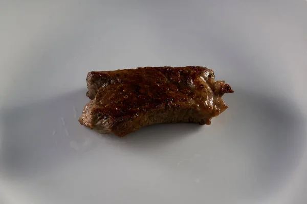 Steak Fraîchement Cuit Sur Une Assiette Blanche — Photo